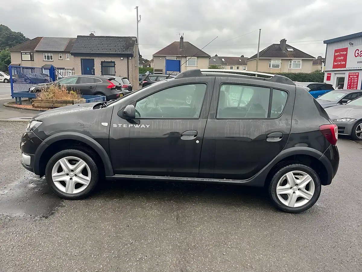 Used 2015 Dacia Sandero Stepway Ambiance Black - Interior and Exterior details 9