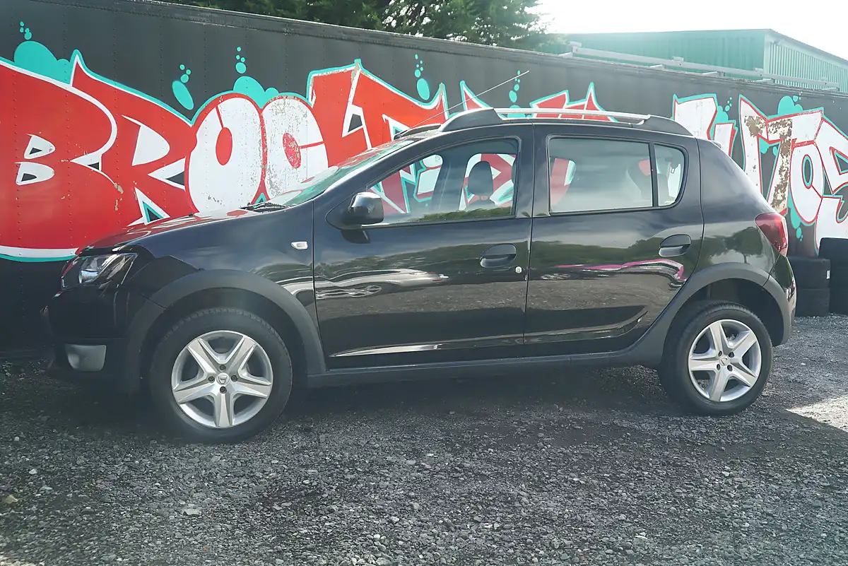 Used 2015 Dacia Sandero Stepway Ambiance Black - Interior and Exterior details 9