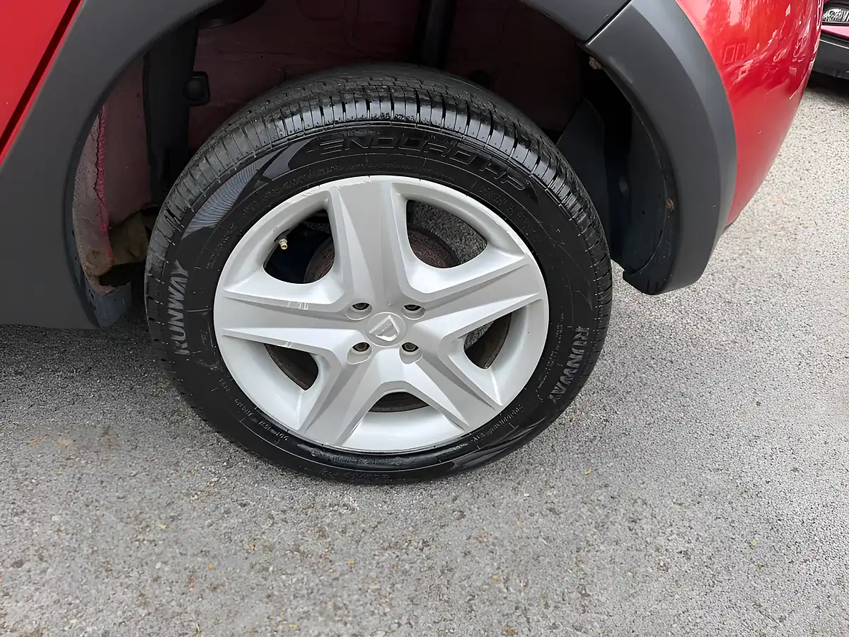 Used 2015 Dacia Sandero Stepway Ambiance Cinder Red - Interior and Exterior details 10