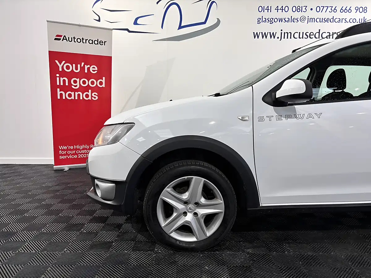 Used 2015 Dacia Sandero Stepway Ambiance Glacier White - Interior and Exterior details 11