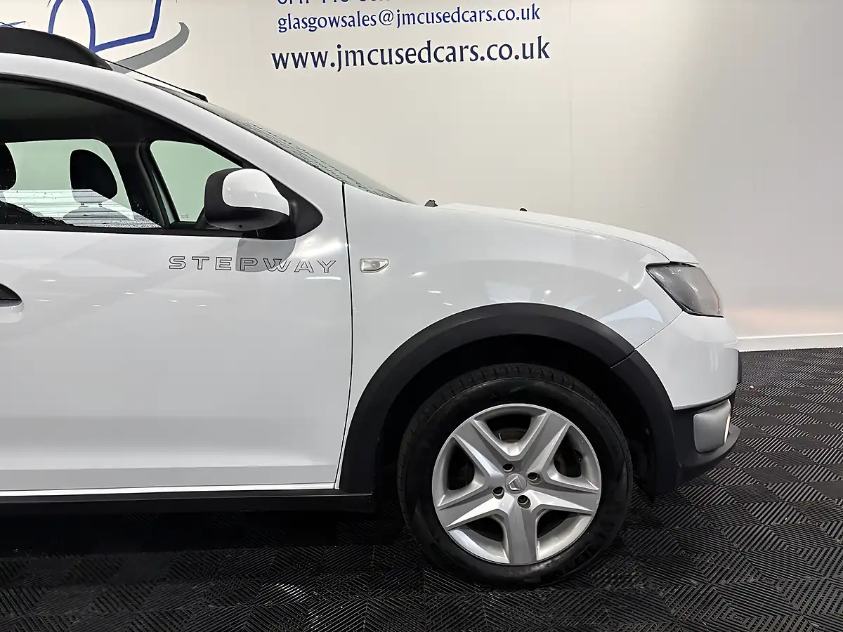 Used 2015 Dacia Sandero Stepway Ambiance Glacier White - Interior and Exterior details 12