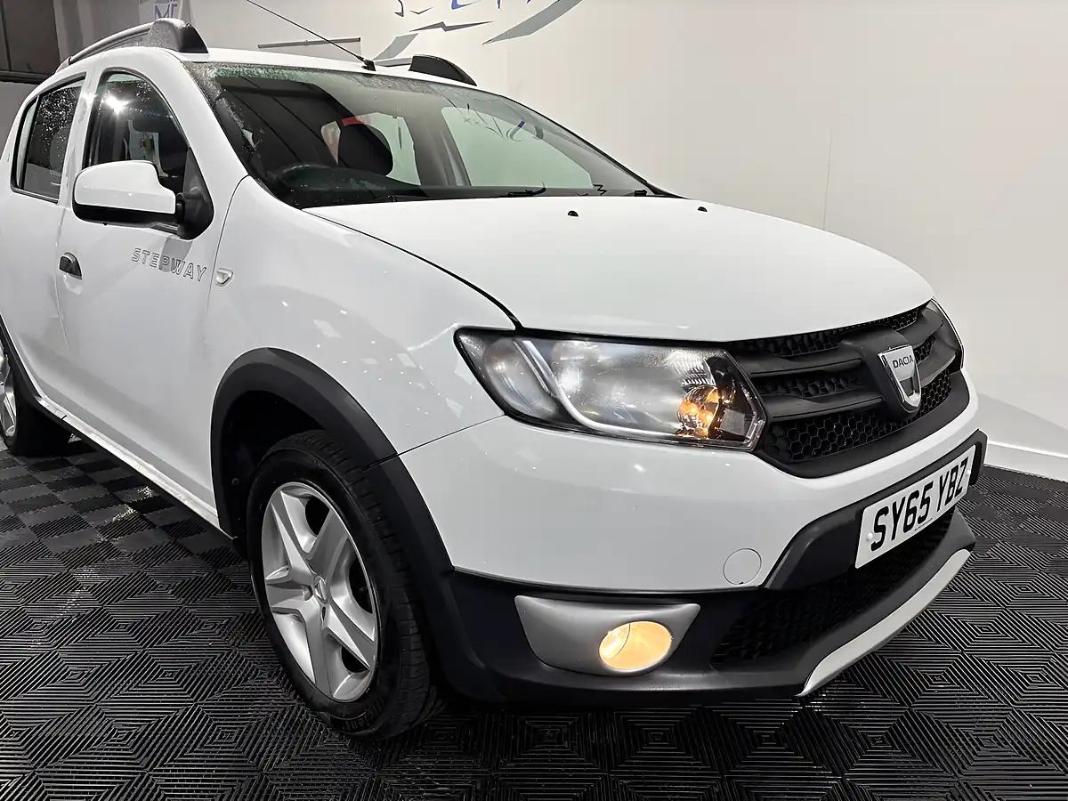Used 2015 Dacia Sandero Stepway Ambiance Glacier White - Interior and Exterior details 17