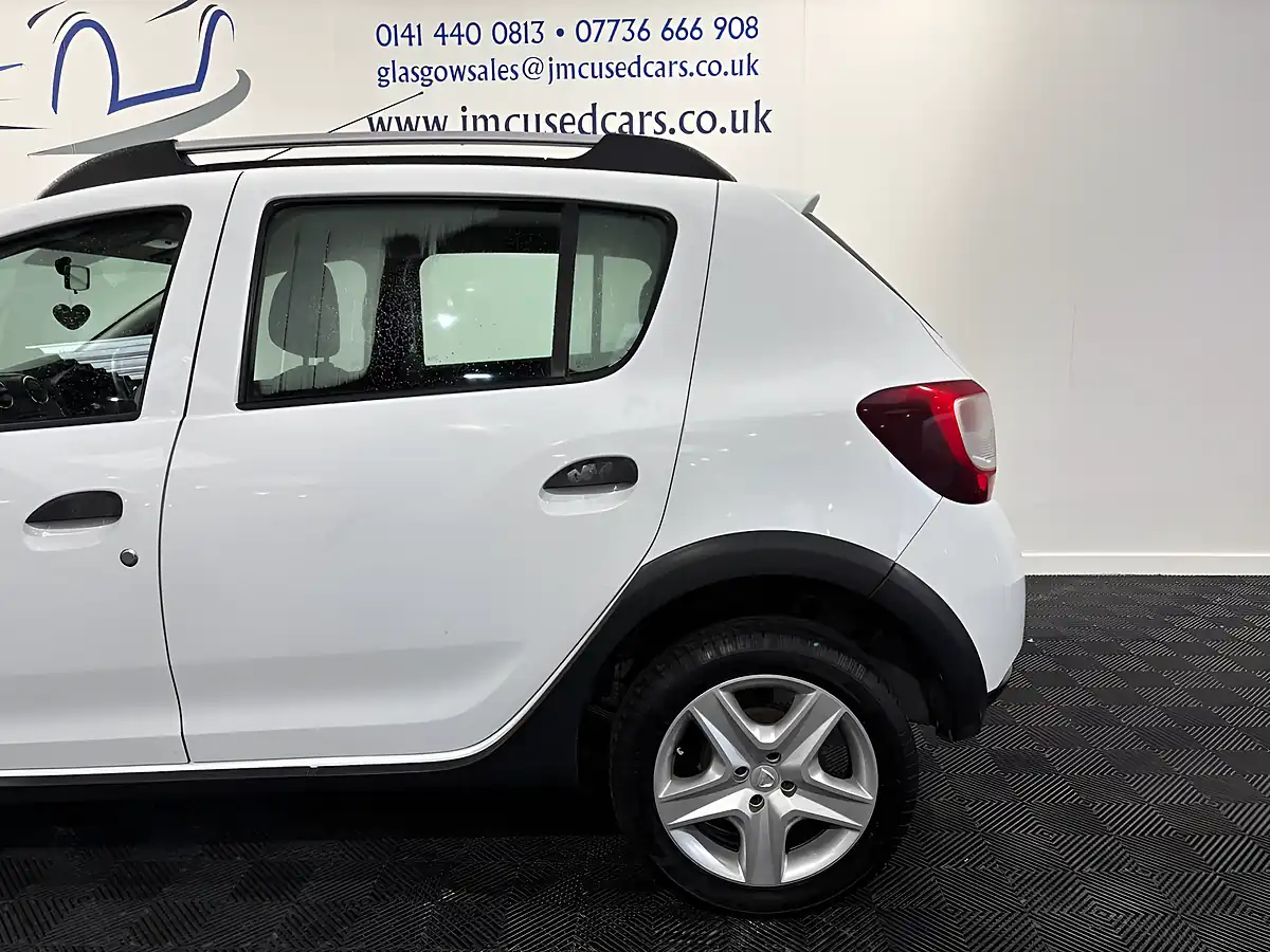 Used 2015 Dacia Sandero Stepway Ambiance Glacier White - Interior and Exterior details 8