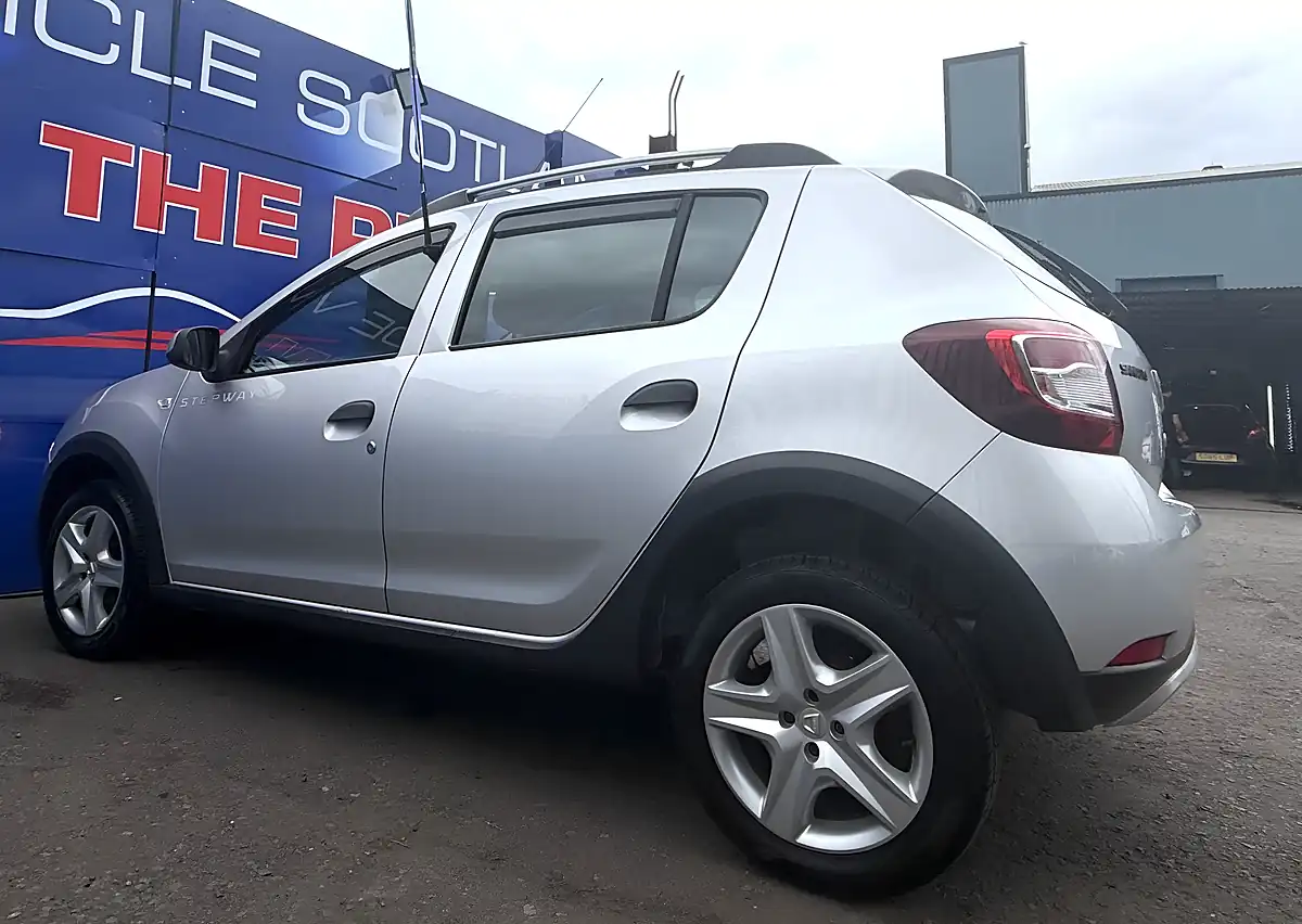 Used 2015 Dacia Sandero Stepway Ambiance Silver - Interior and Exterior details 12
