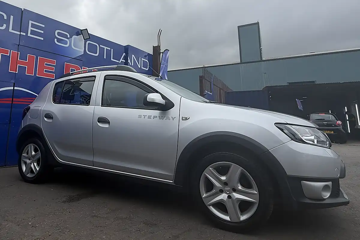 Used 2015 Dacia Sandero Stepway Ambiance Silver - Interior and Exterior details 5