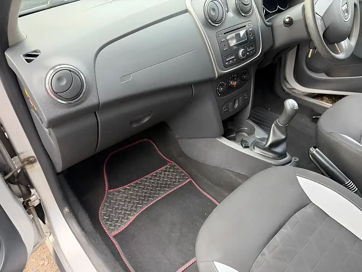 Used 2015 Dacia Sandero Stepway Ambiance Silver - Interior and Exterior details 17