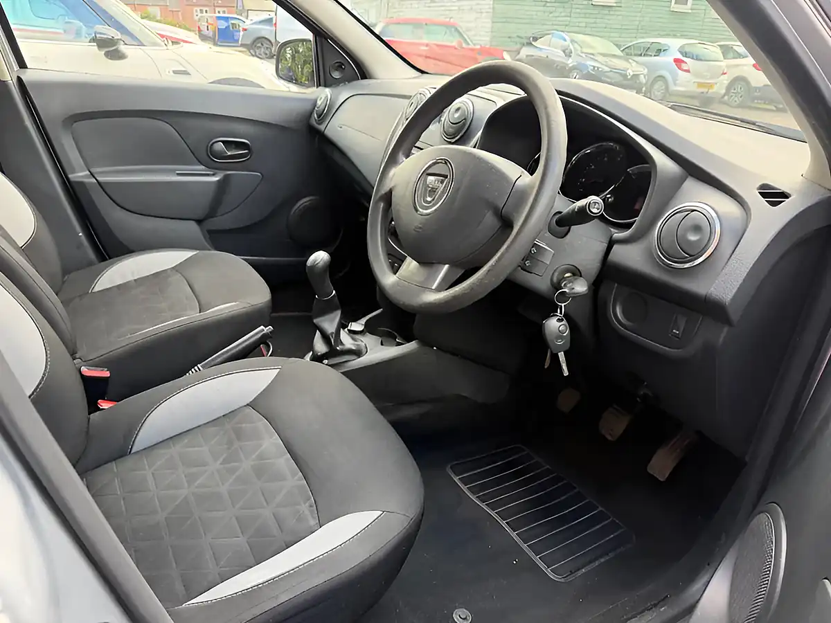 Used 2015 Dacia Sandero Stepway Ambiance Silver - Interior and Exterior details 18