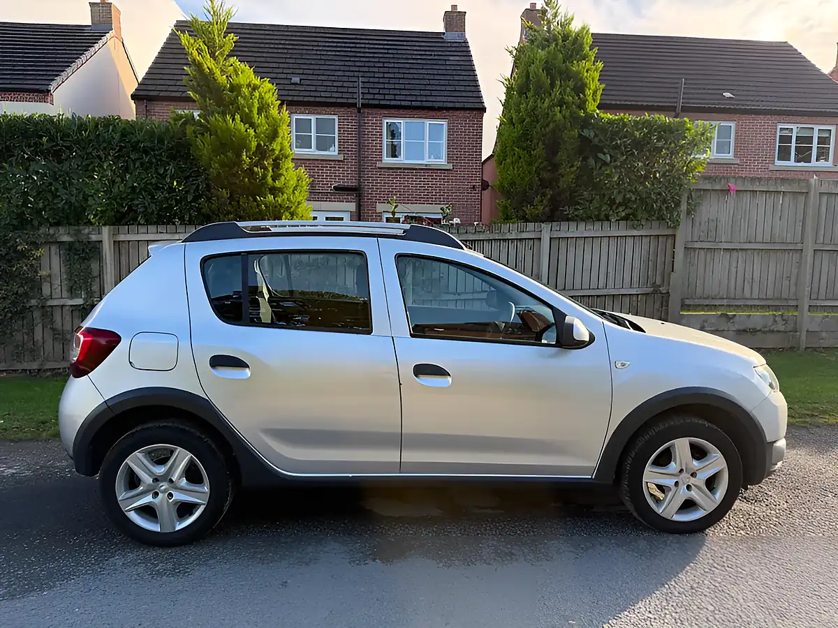 Used 2015 Dacia Sandero Stepway Ambiance Silver - Interior and Exterior details 4