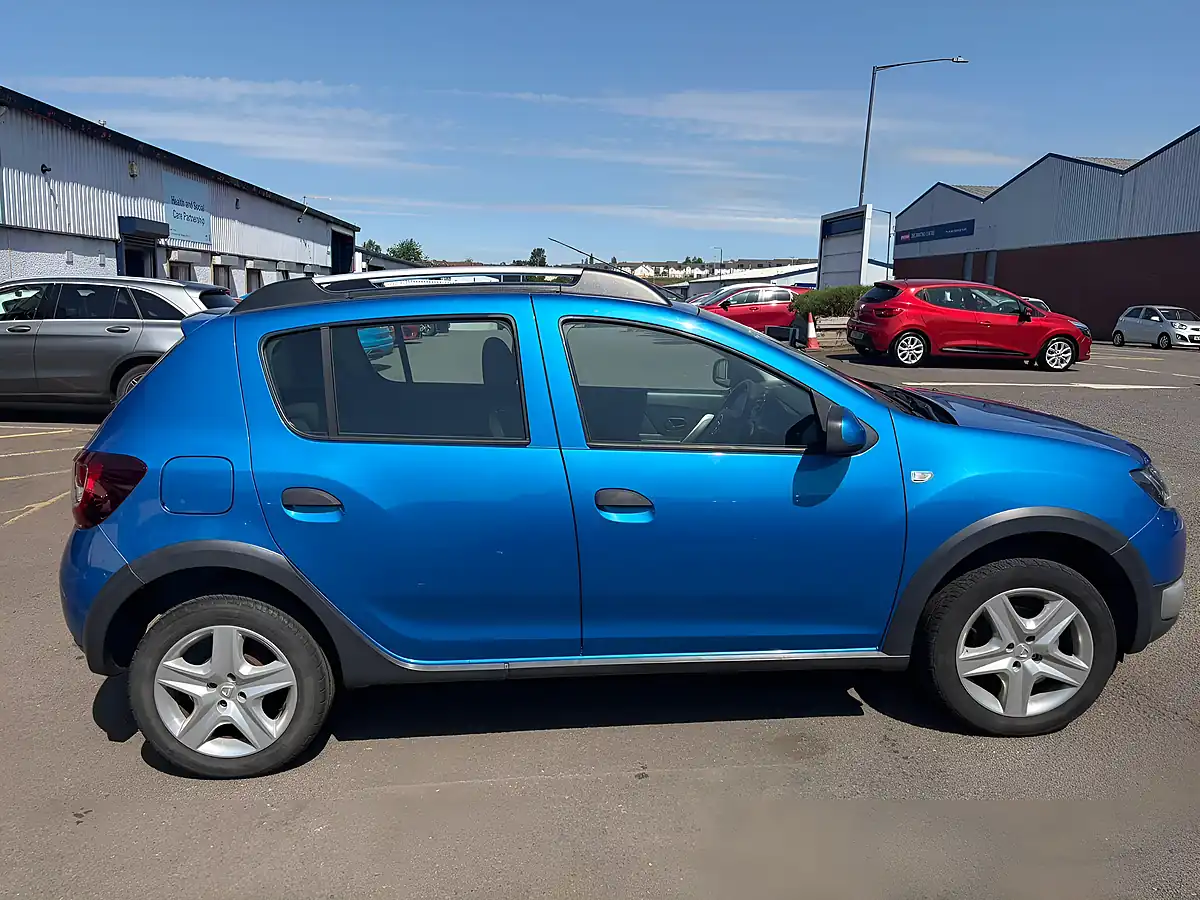 Used 2015 Dacia Sandero Stepway Laureate Blue - Interior and Exterior details 4