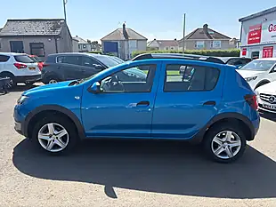 Used 2015 Dacia Sandero Stepway Laureate Blue - Interior and Exterior details 5