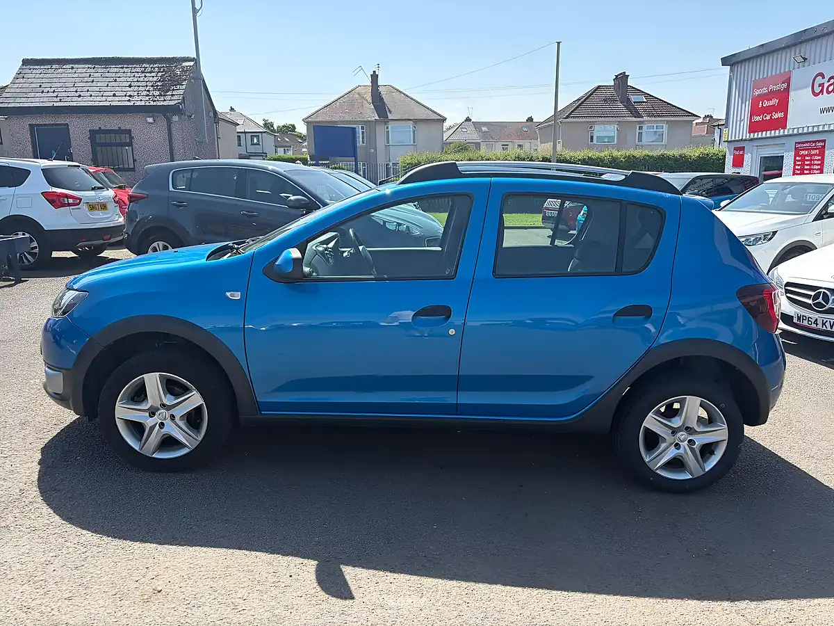 Used 2015 Dacia Sandero Stepway Laureate Blue - Interior and Exterior details 5