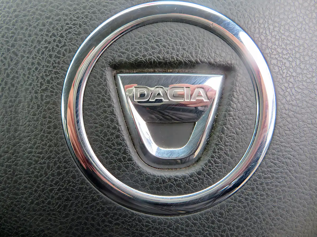 Used 2015 Dacia Sandero Stepway Laureate Metallic Red - Interior and Exterior details 17