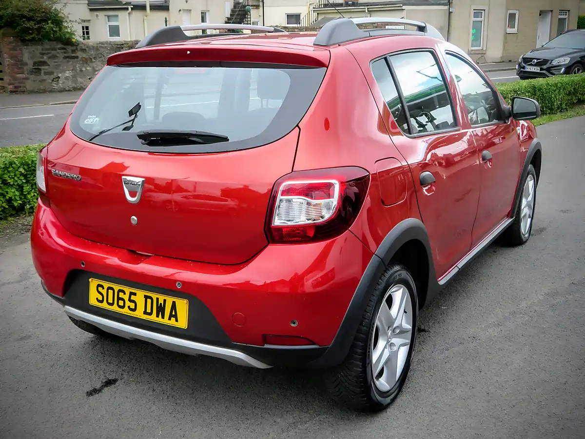 Used 2015 Dacia Sandero Stepway Laureate Metallic Red - Interior and Exterior details 8