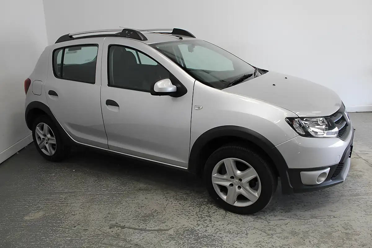 Used 2015 Dacia Sandero Stepway Laureate Silver - Interior and Exterior details 3