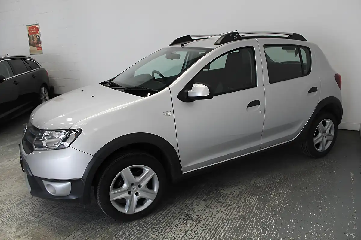 Used 2015 Dacia Sandero Stepway Laureate Silver - Interior and Exterior details 4