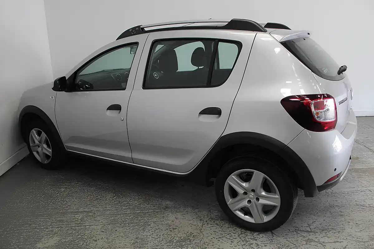 Used 2015 Dacia Sandero Stepway Laureate Silver - Interior and Exterior details 7