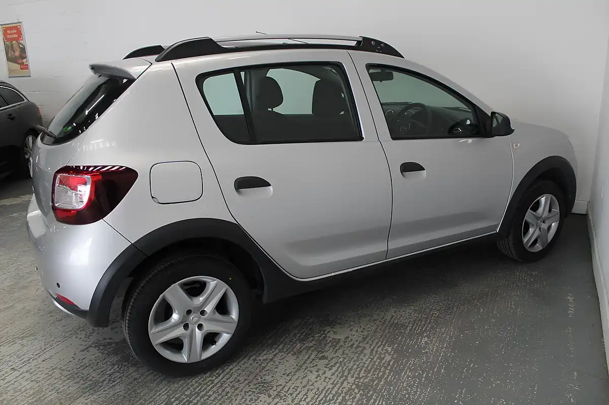 Used 2015 Dacia Sandero Stepway Laureate Silver - Interior and Exterior details 8