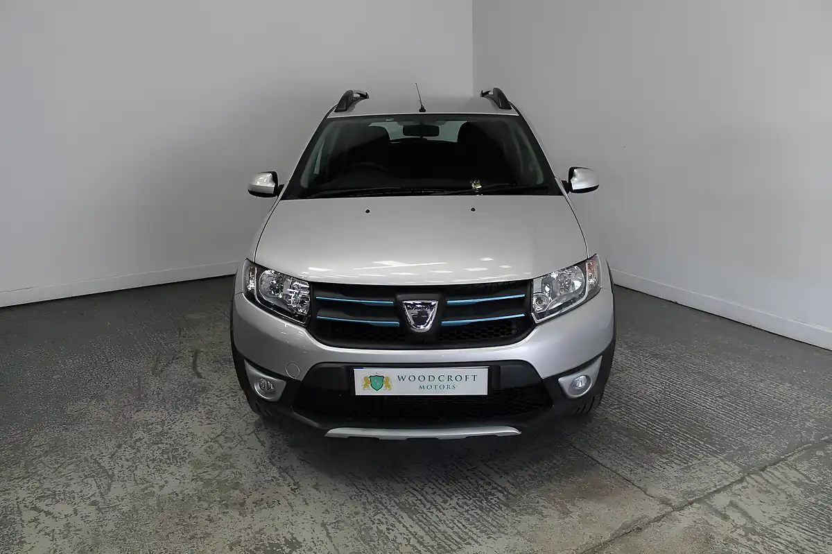 Used 2015 Dacia Sandero Stepway Laureate Silver - Interior and Exterior details 9