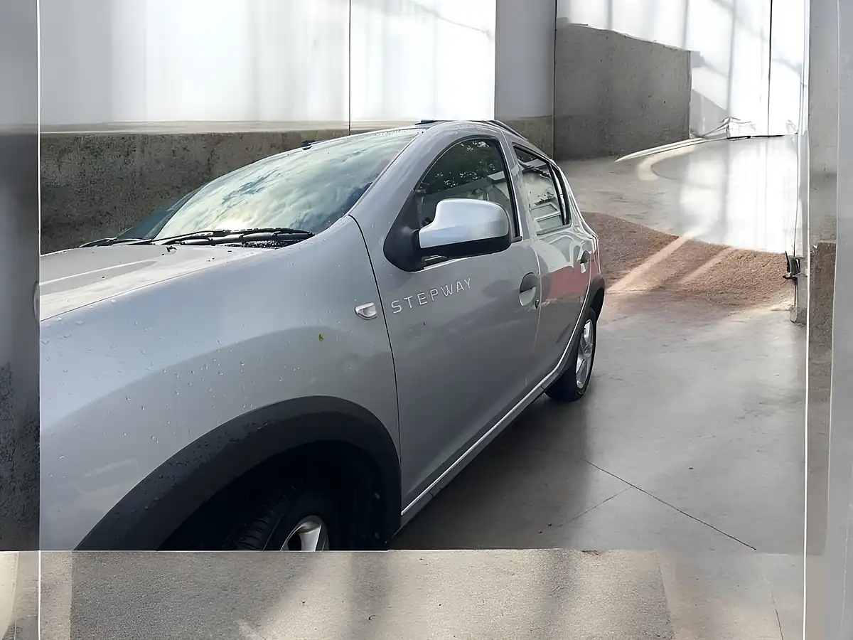 Used 2015 Dacia Sandero Stepway Laureate Silver - Interior and Exterior details 11