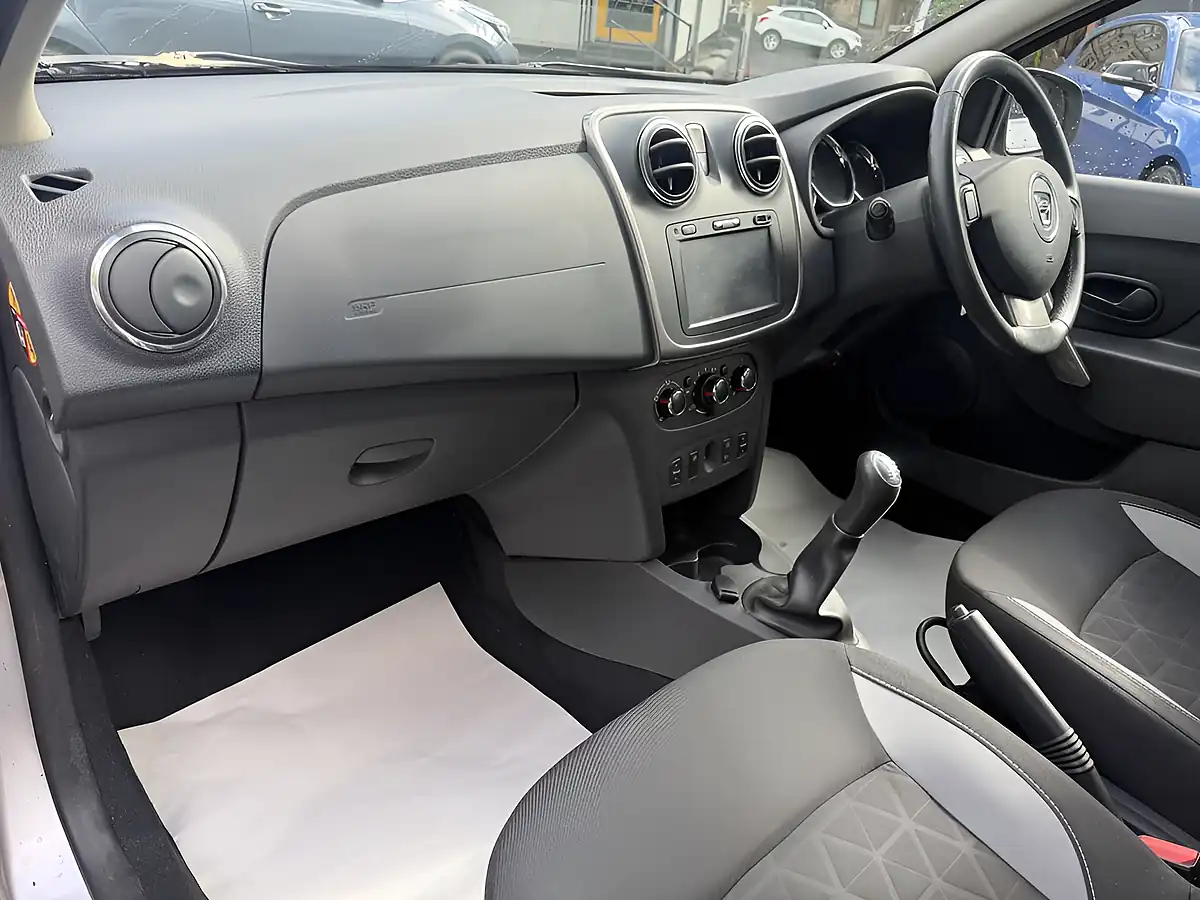 Used 2015 Dacia Sandero Stepway Laureate Silver - Interior and Exterior details 12