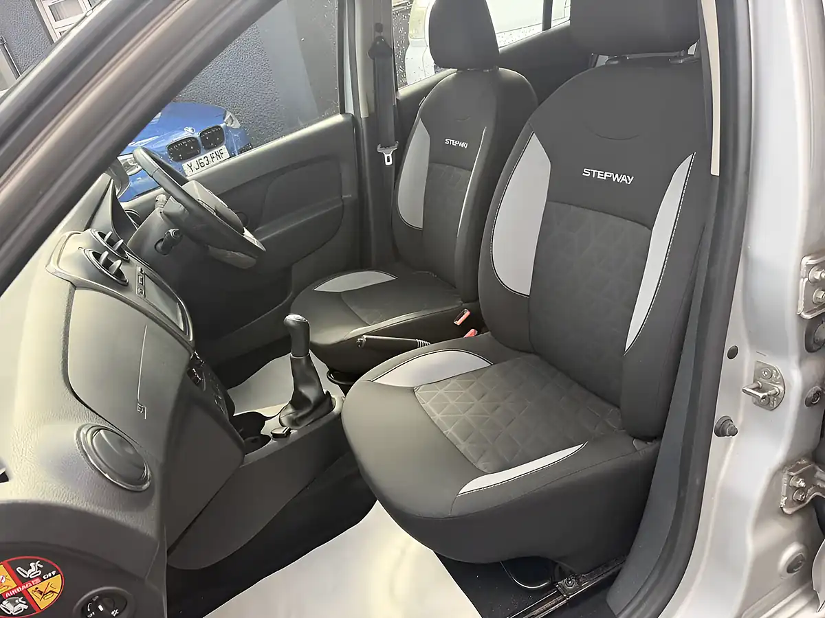 Used 2015 Dacia Sandero Stepway Laureate Silver - Interior and Exterior details 13