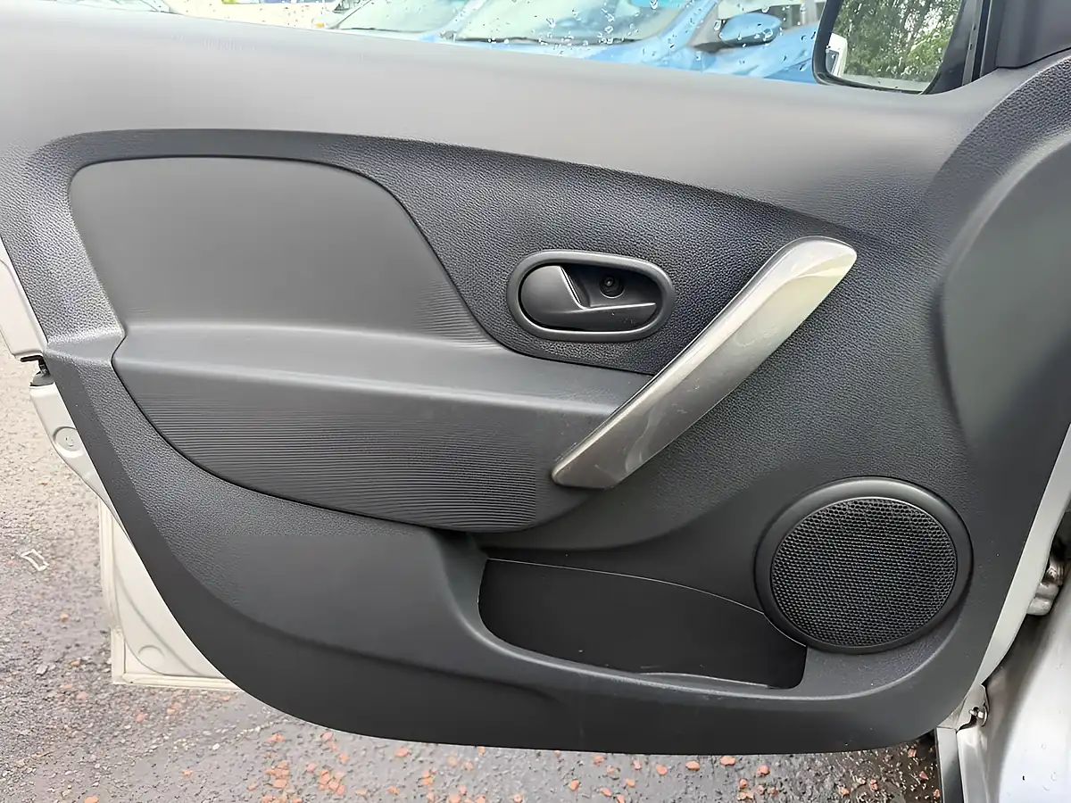 Used 2015 Dacia Sandero Stepway Laureate Silver - Interior and Exterior details 14