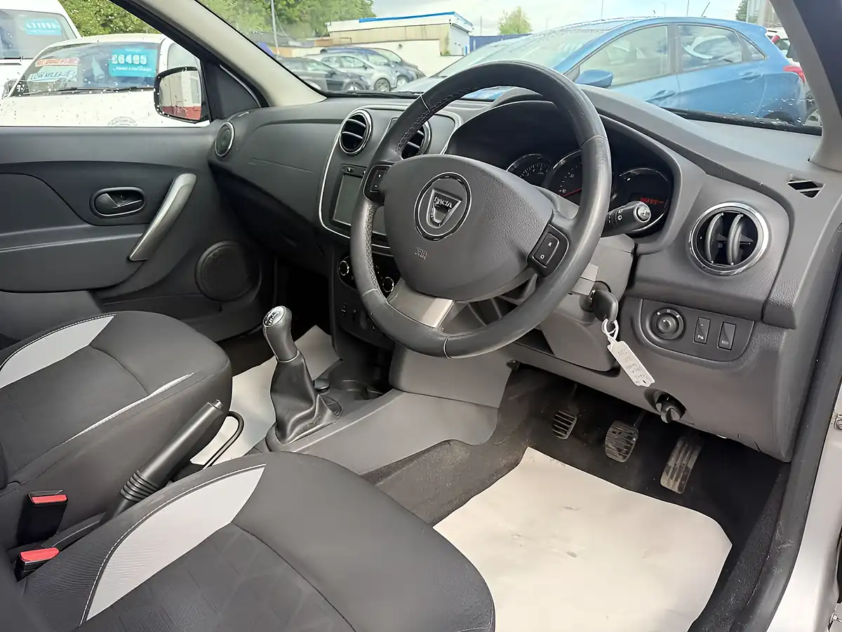 Used 2015 Dacia Sandero Stepway Laureate Silver - Interior and Exterior details 15