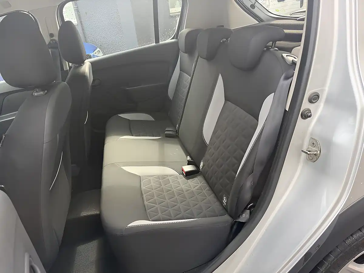 Used 2015 Dacia Sandero Stepway Laureate Silver - Interior and Exterior details 17