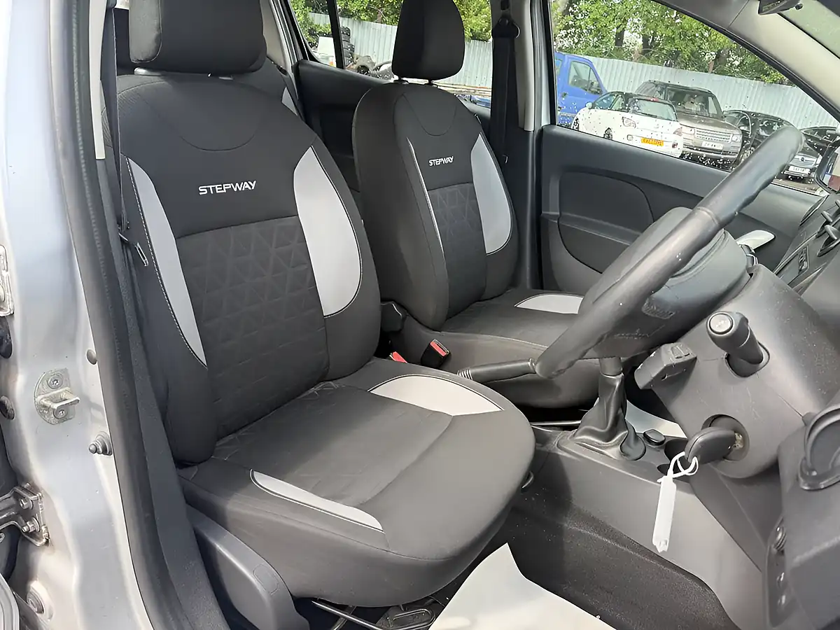 Used 2015 Dacia Sandero Stepway Laureate Silver - Interior and Exterior details 20