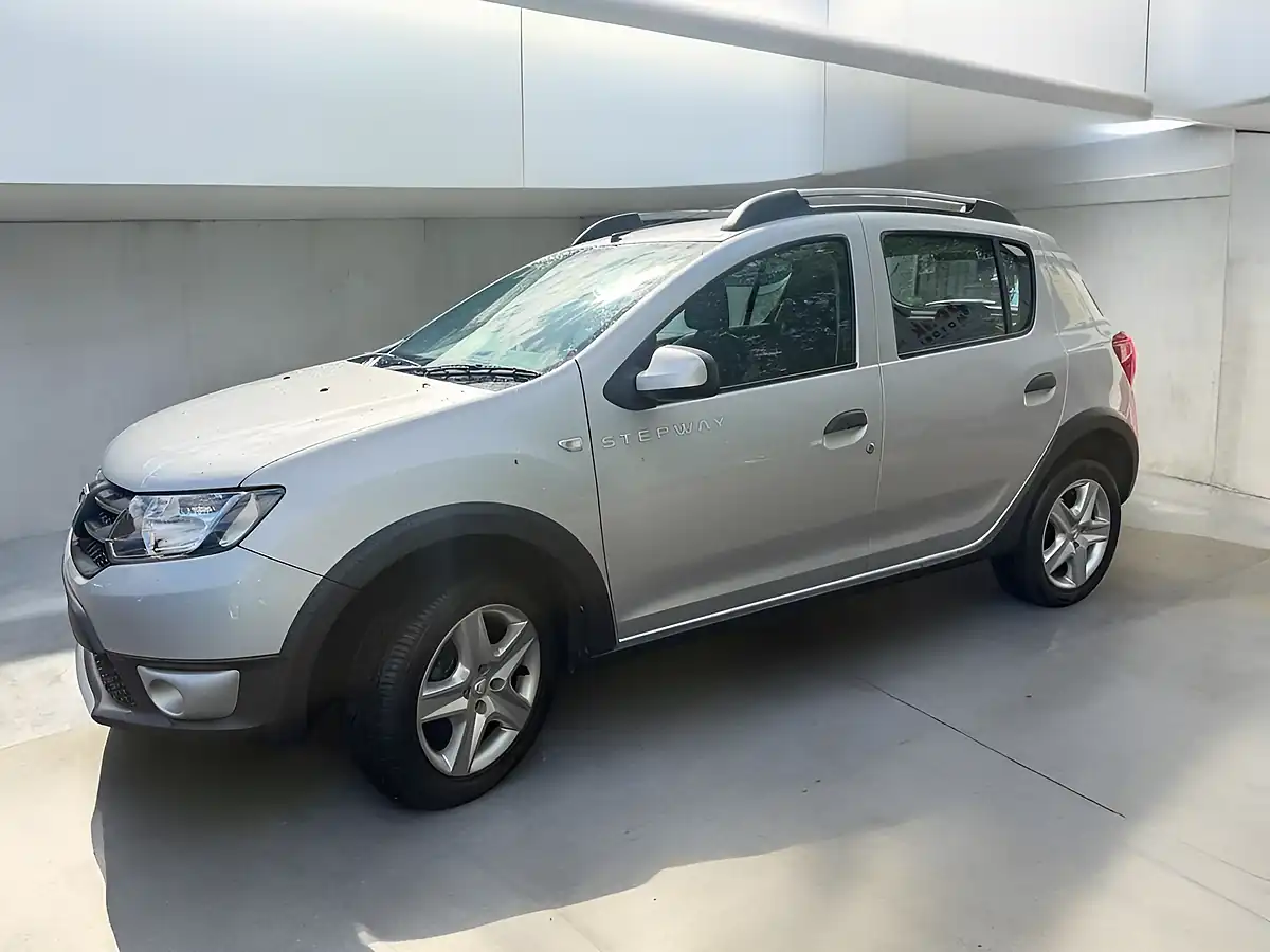 Used 2015 Dacia Sandero Stepway Laureate Silver - Interior and Exterior details 3