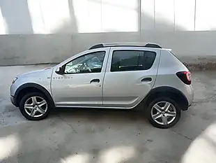 Used 2015 Dacia Sandero Stepway Laureate Silver - Interior and Exterior details 4