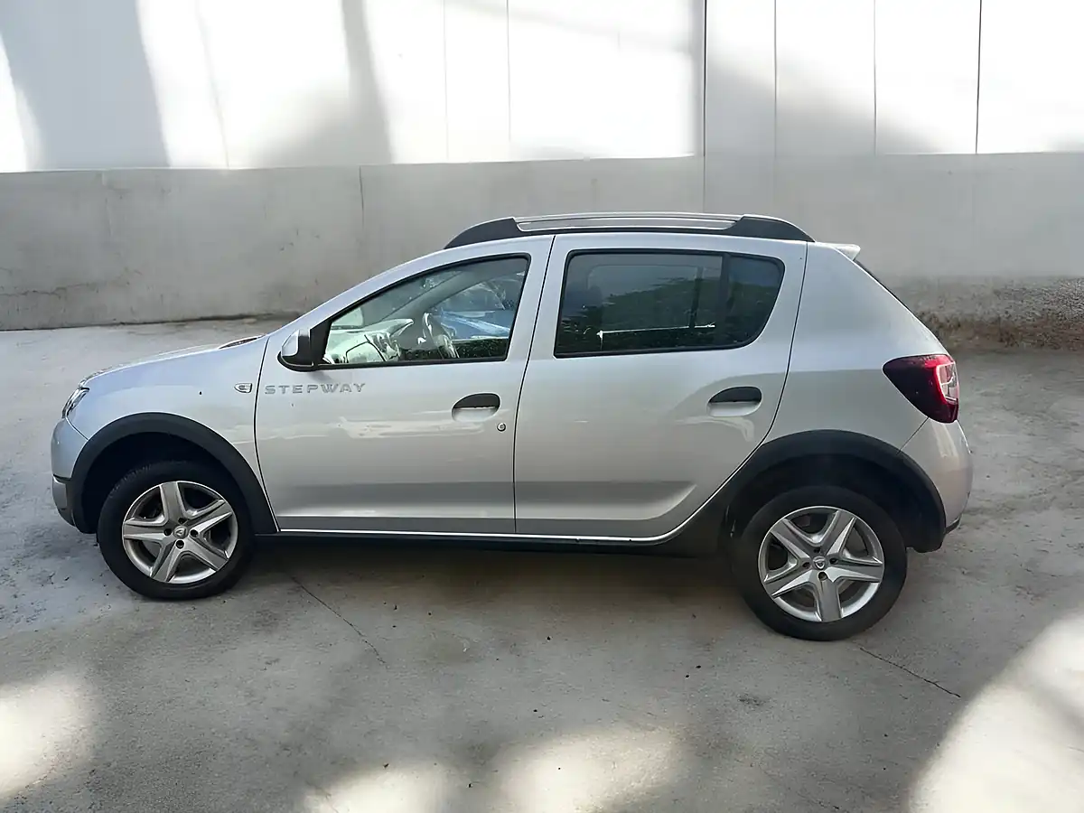 Used 2015 Dacia Sandero Stepway Laureate Silver - Interior and Exterior details 4