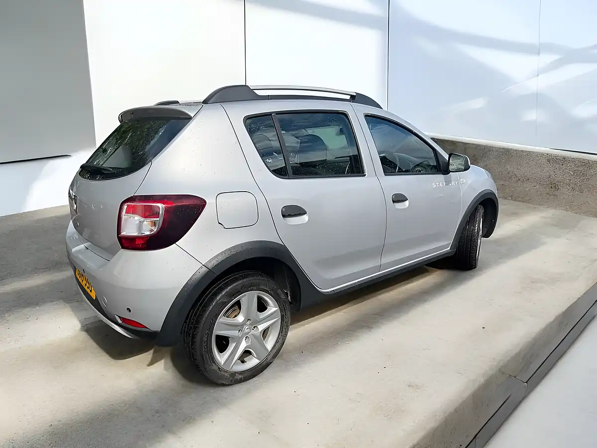 Used 2015 Dacia Sandero Stepway Laureate Silver - Interior and Exterior details 6