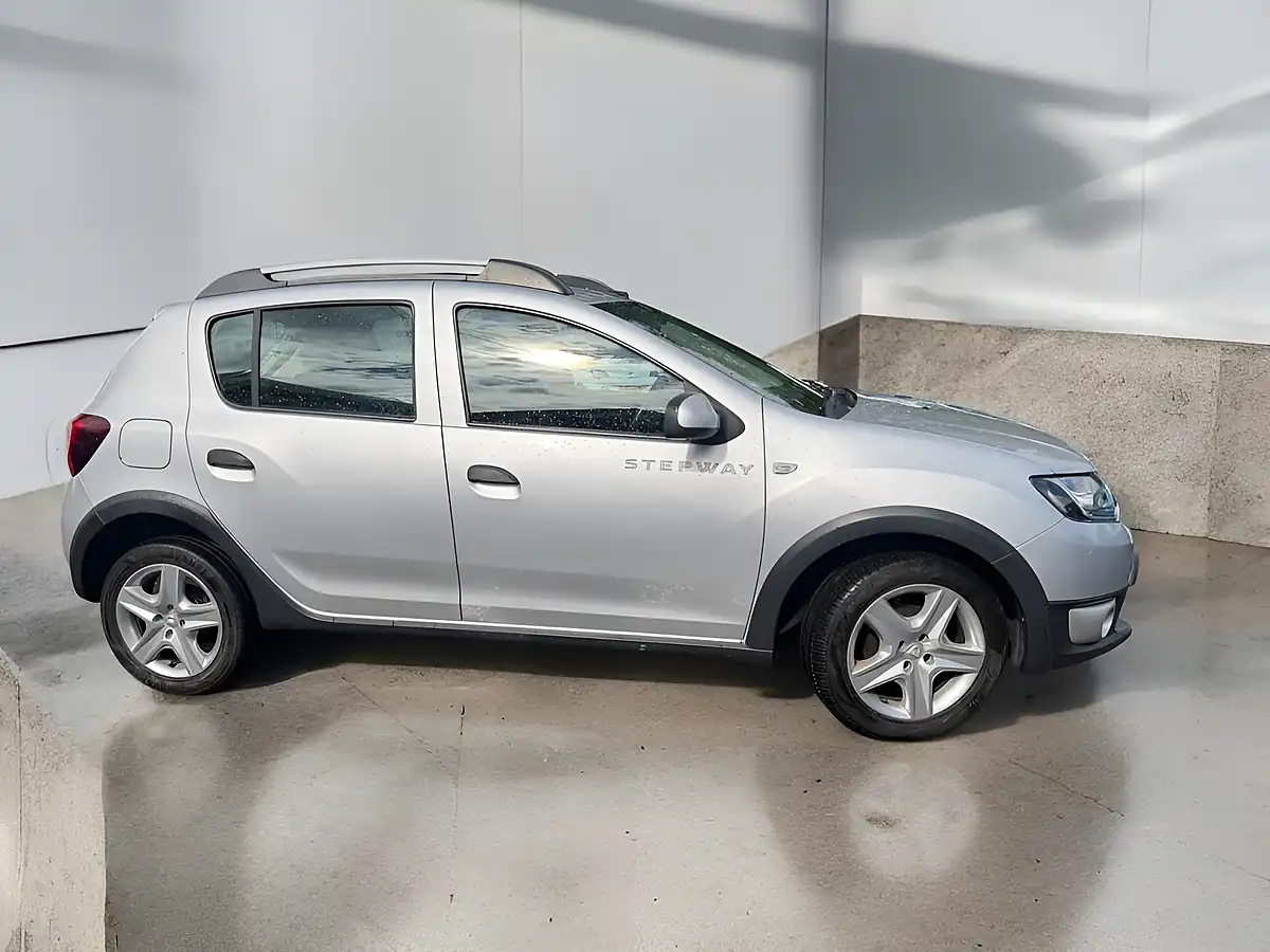 Used 2015 Dacia Sandero Stepway Laureate Silver - Interior and Exterior details 7