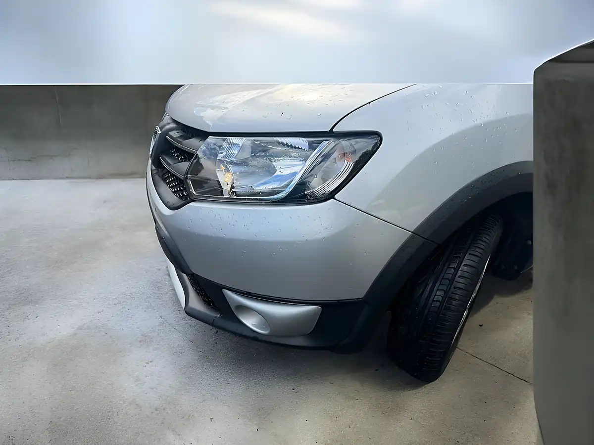 Used 2015 Dacia Sandero Stepway Laureate Silver - Interior and Exterior details 8