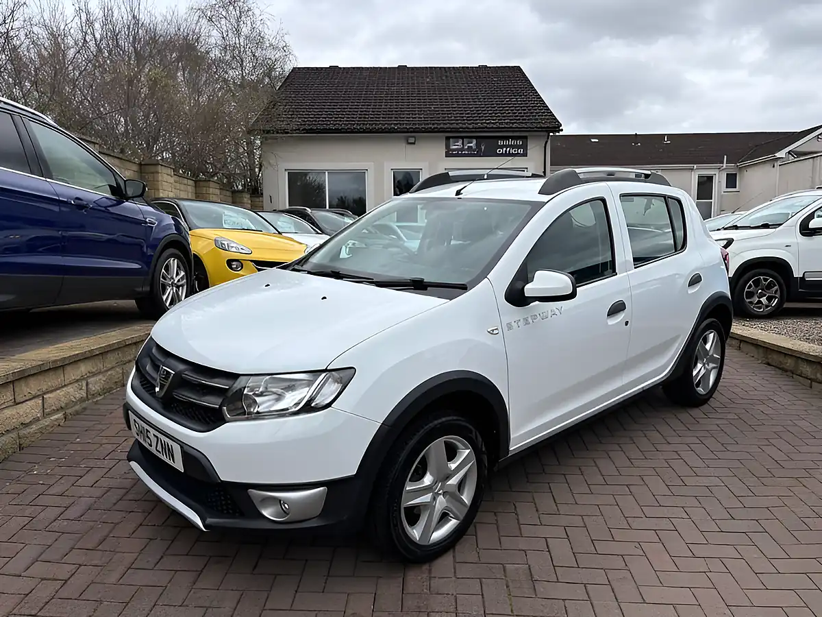 Used 2015 Dacia Sandero Stepway Laureate White - Front View