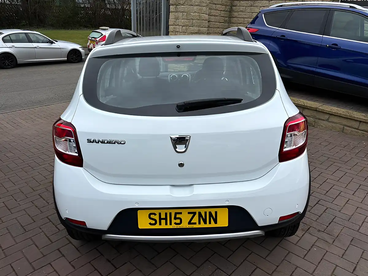 Used 2015 Dacia Sandero Stepway Laureate White - Interior and Exterior details 10