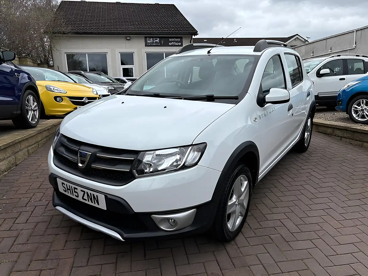 Used 2015 Dacia Sandero Stepway Laureate White - Interior and Exterior details 4