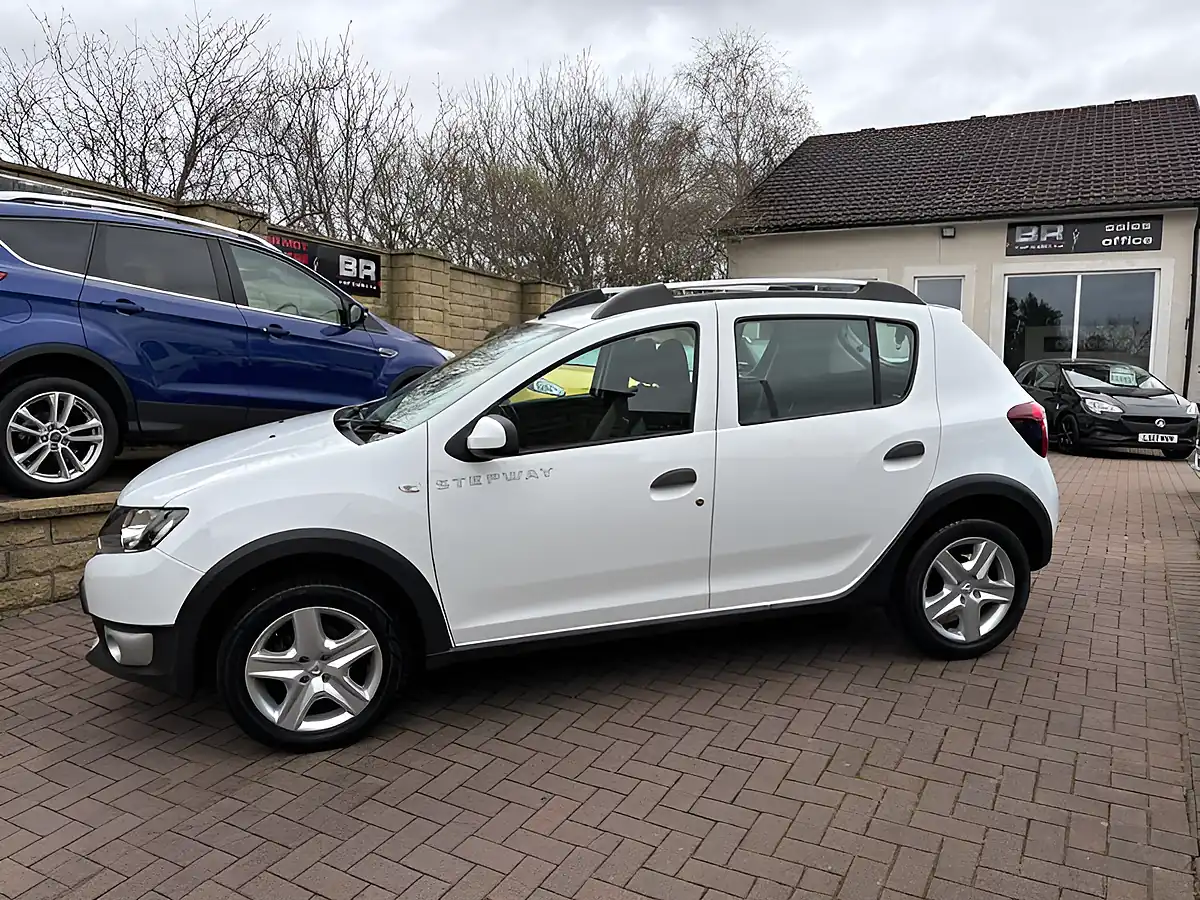 Used 2015 Dacia Sandero Stepway Laureate White - Interior and Exterior details 5
