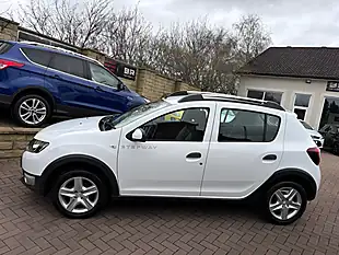 Used 2015 Dacia Sandero Stepway Laureate White - Interior and Exterior details 6