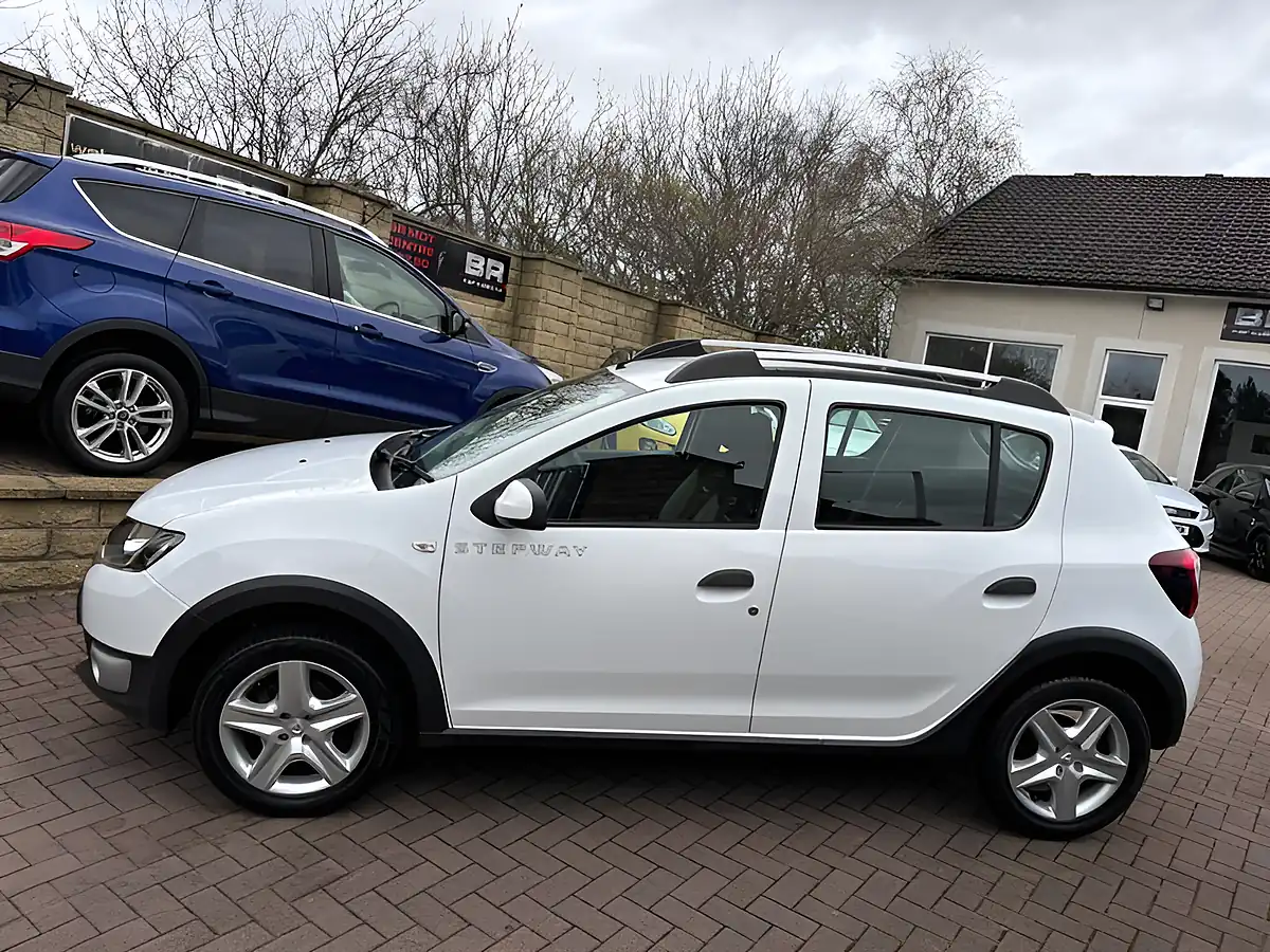 Used 2015 Dacia Sandero Stepway Laureate White - Interior and Exterior details 6