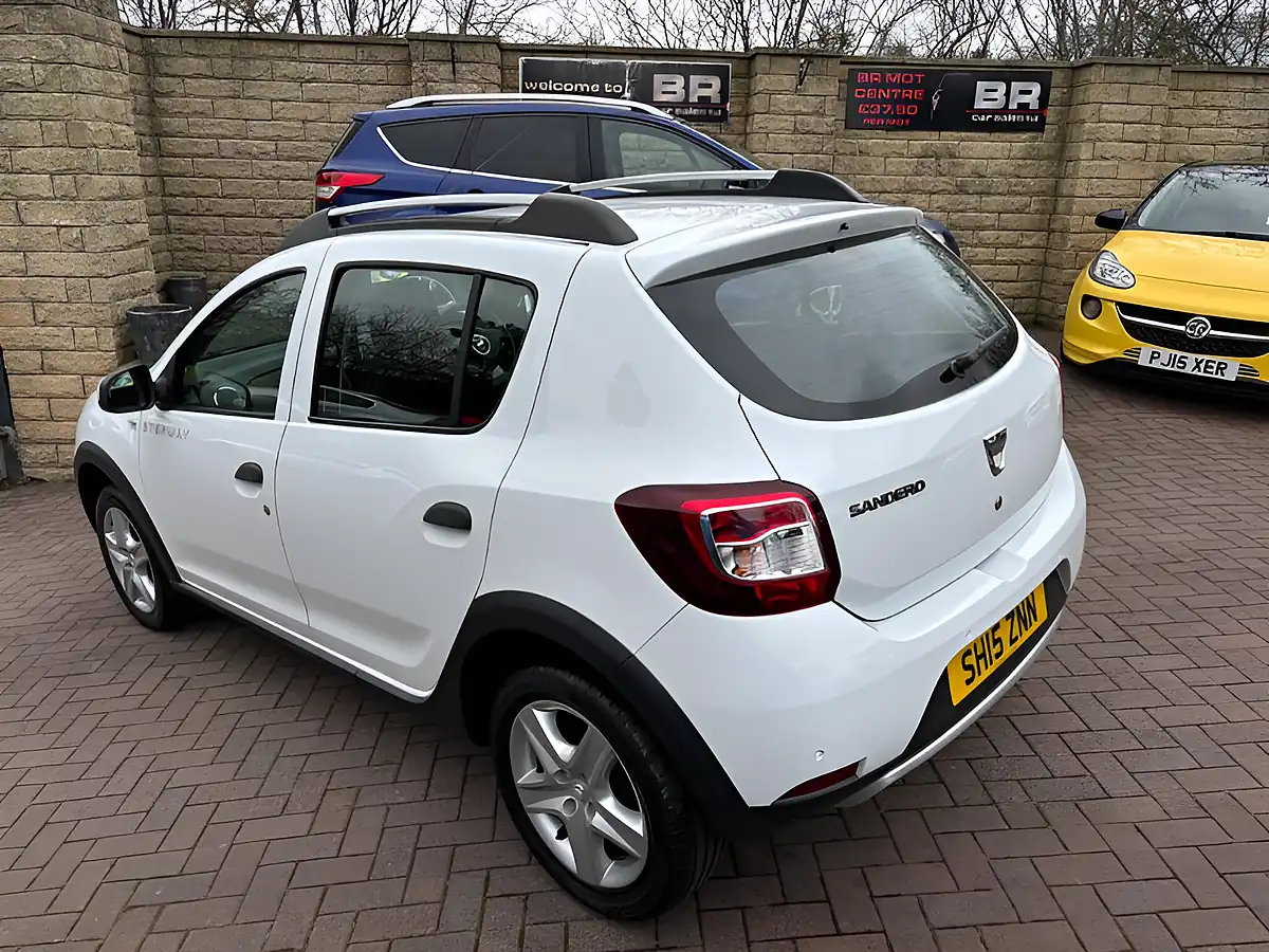 Used 2015 Dacia Sandero Stepway Laureate White - Interior and Exterior details 8