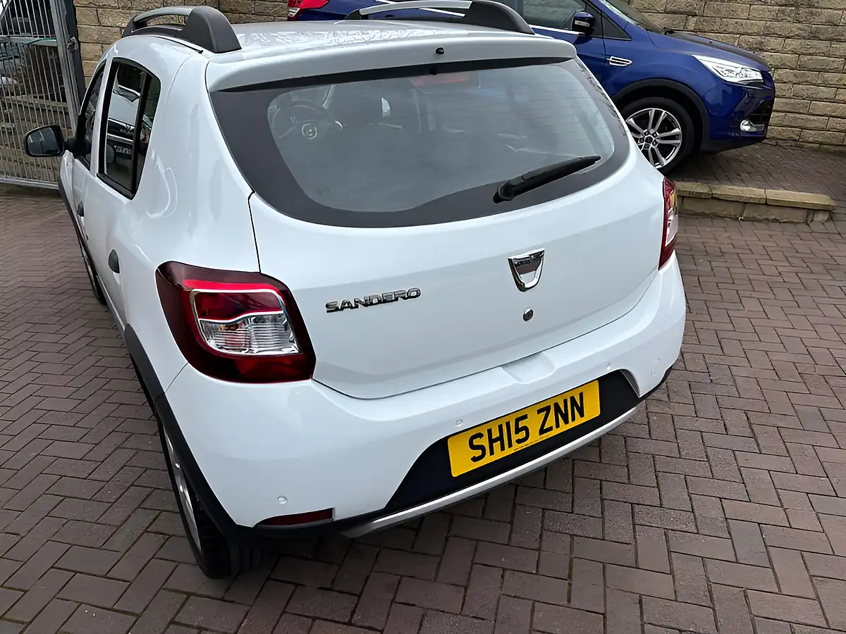 Used 2015 Dacia Sandero Stepway Laureate White - Interior and Exterior details 9