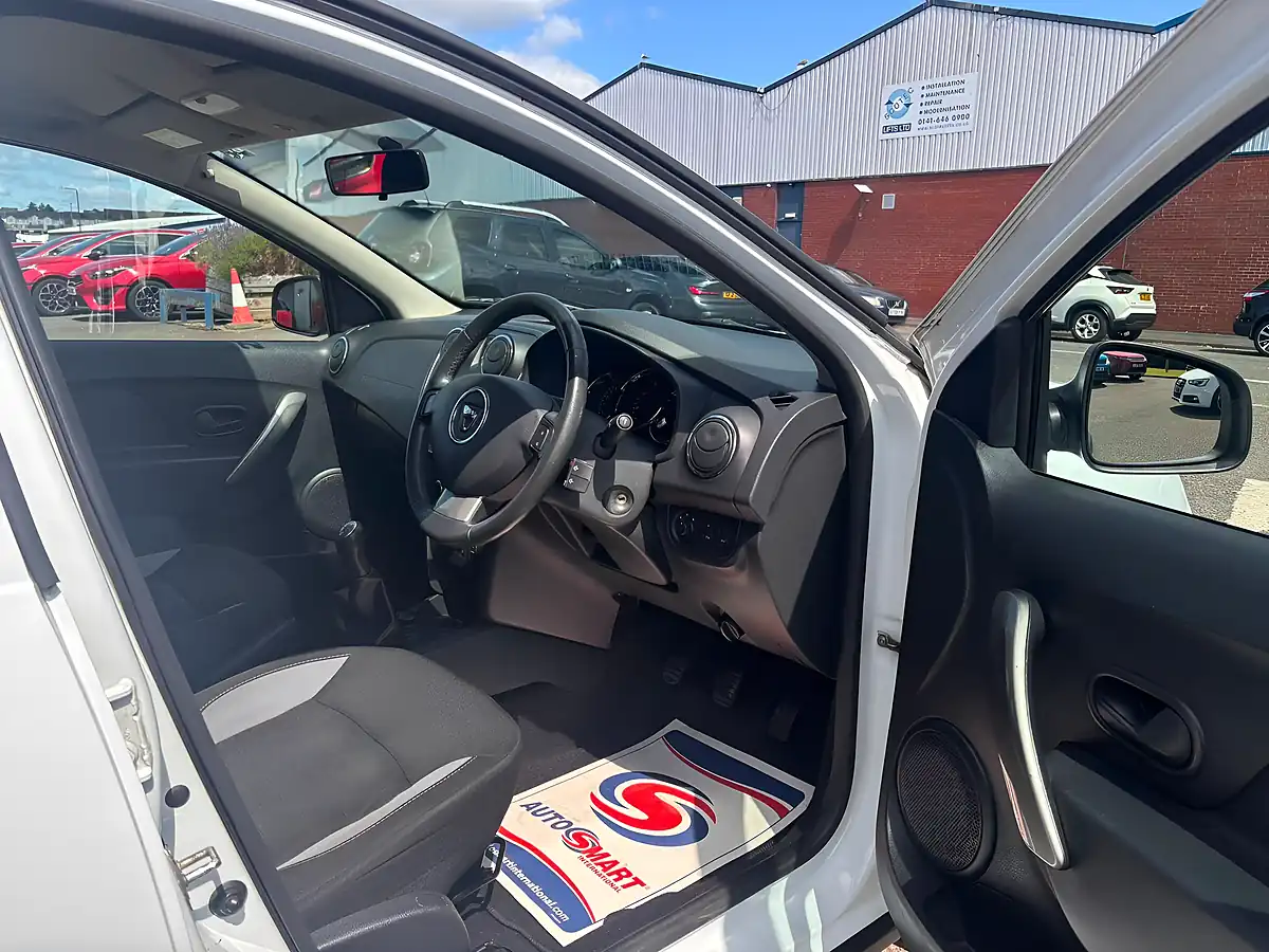 Used 2015 Dacia Sandero Stepway Laureate White - Interior and Exterior details 10
