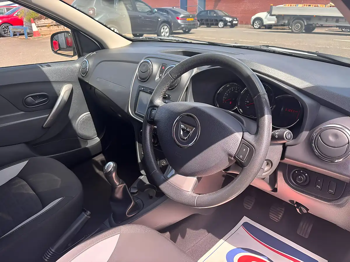 Used 2015 Dacia Sandero Stepway Laureate White - Interior and Exterior details 11