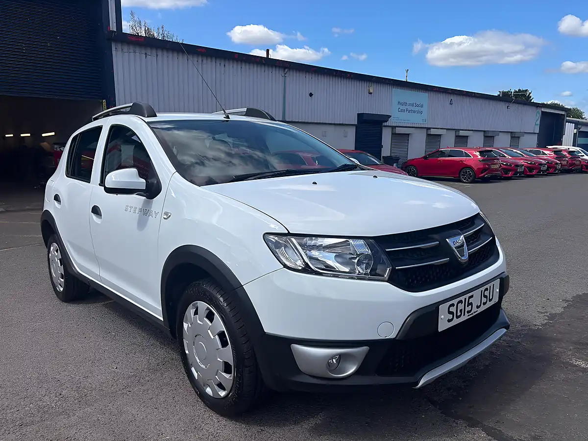 Used 2015 Dacia Sandero Stepway Laureate White - Interior and Exterior details 3