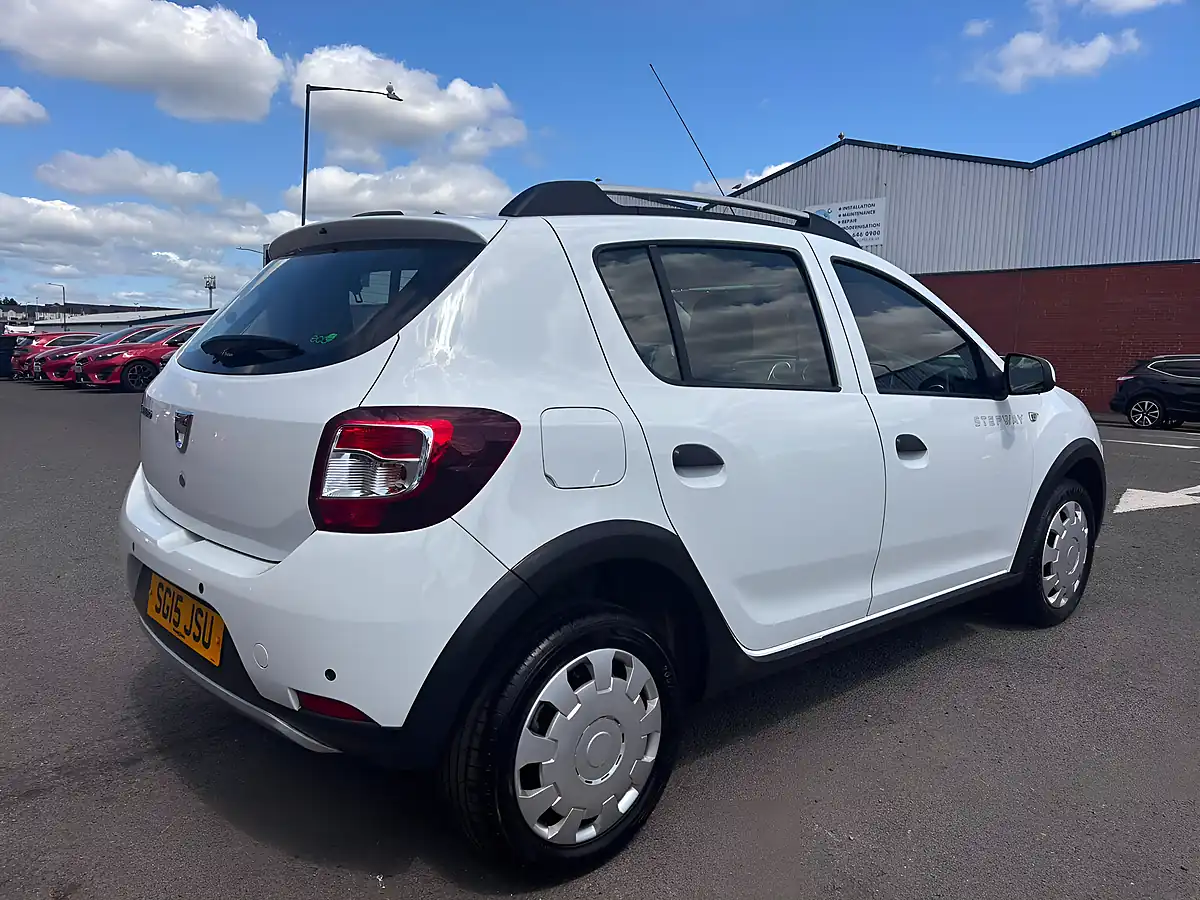 Used 2015 Dacia Sandero Stepway Laureate White - Interior and Exterior details 5