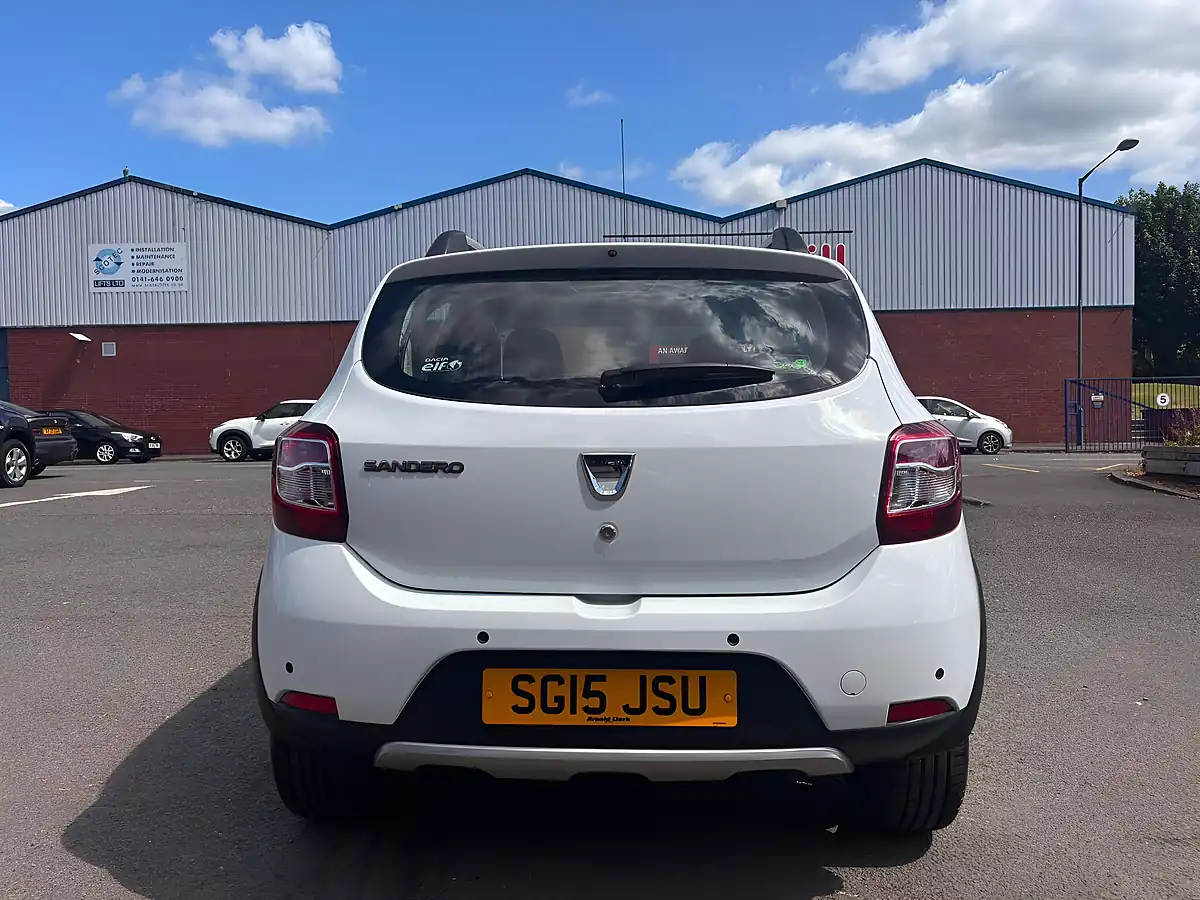 Used 2015 Dacia Sandero Stepway Laureate White - Interior and Exterior details 6