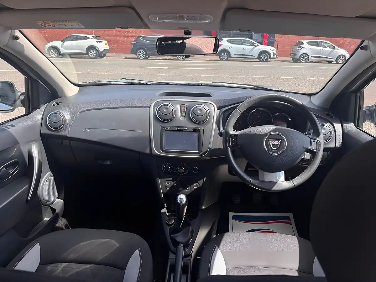 Used 2015 Dacia Sandero Stepway Laureate White - Interior and Exterior details 8