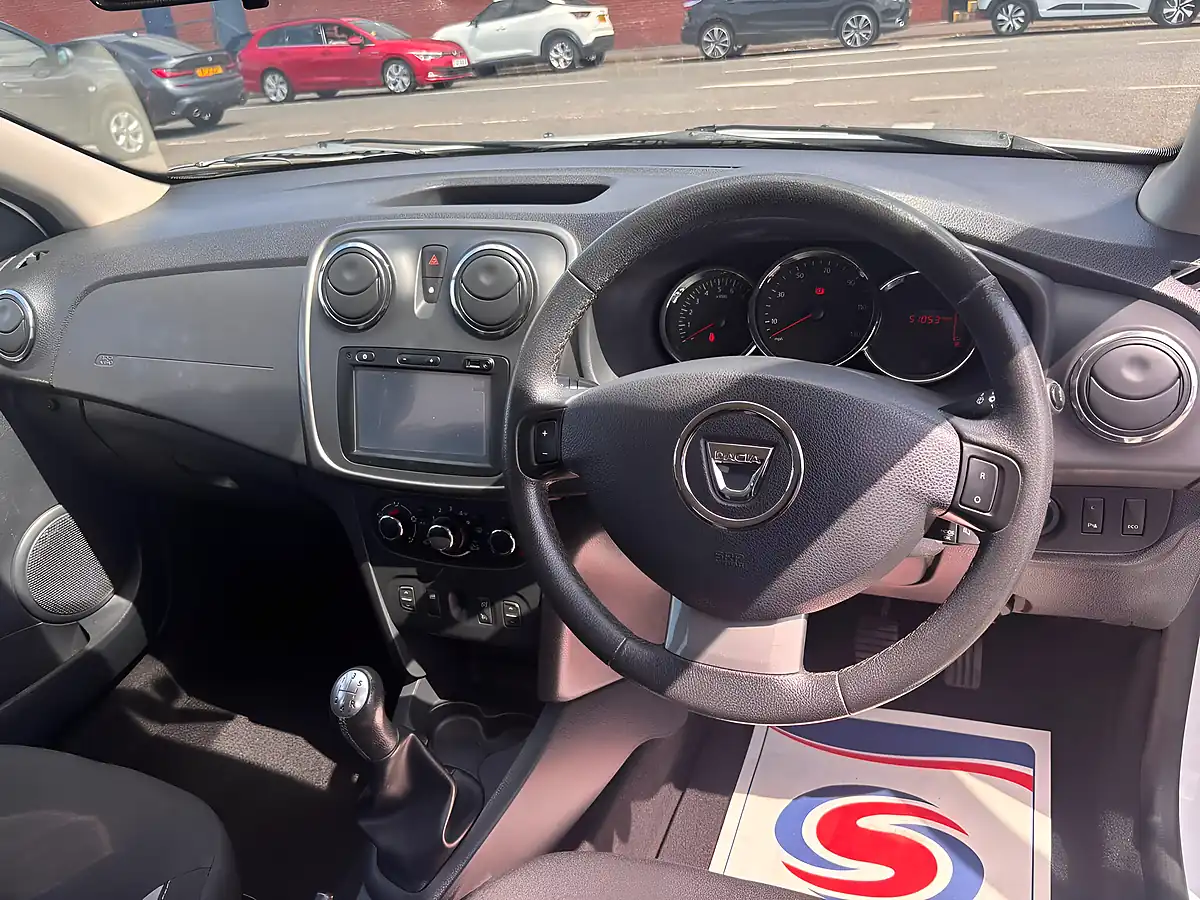 Used 2015 Dacia Sandero Stepway Laureate White - Interior and Exterior details 9
